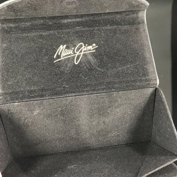 Maui Jim triangle/tri fold sunglass or glass case in black.  Folds flat - Picture 3 of 7